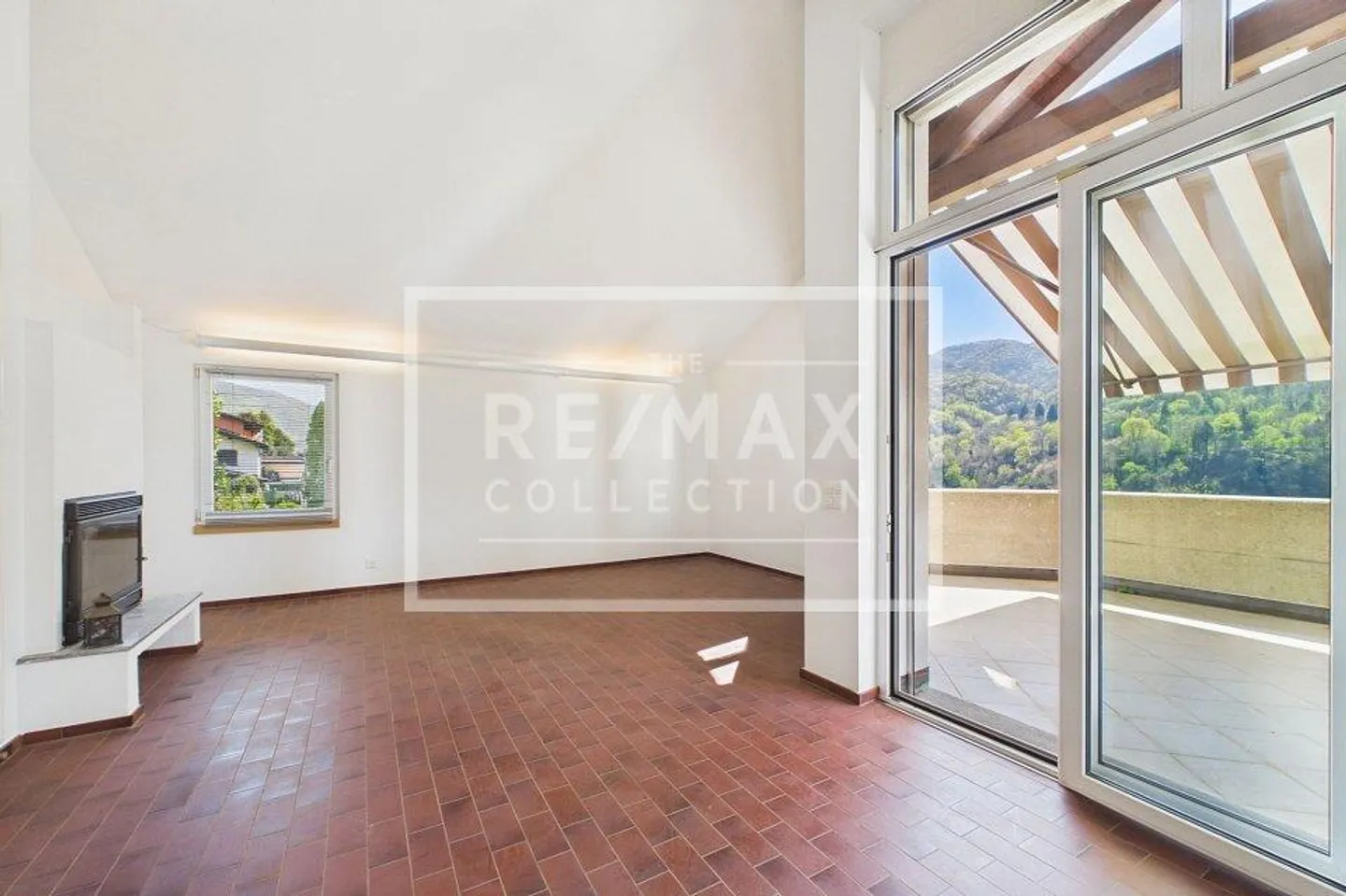 Casa con grande terreno edificabile in posizione soleggiata - Foto 3 di 13