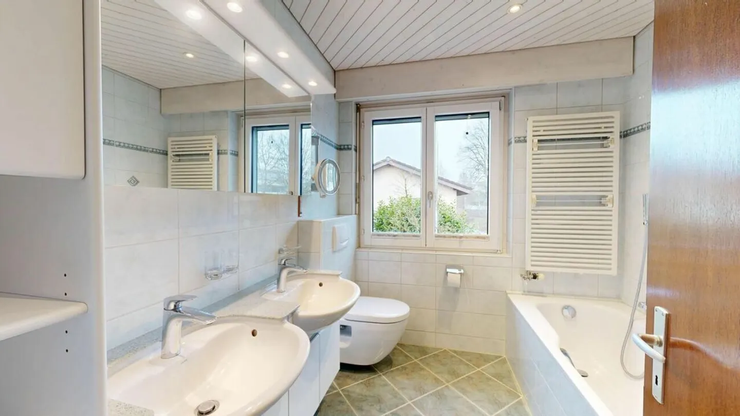 Charmante maison individuelle de 5,5 pièces avec grand jardin - Photo 11 sur 17