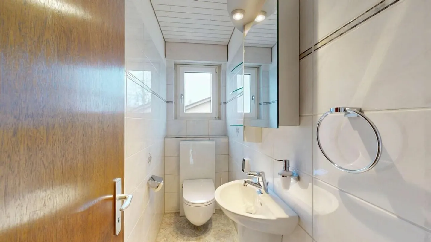 Charmante maison individuelle de 5,5 pièces avec grand jardin - Photo 12 sur 17