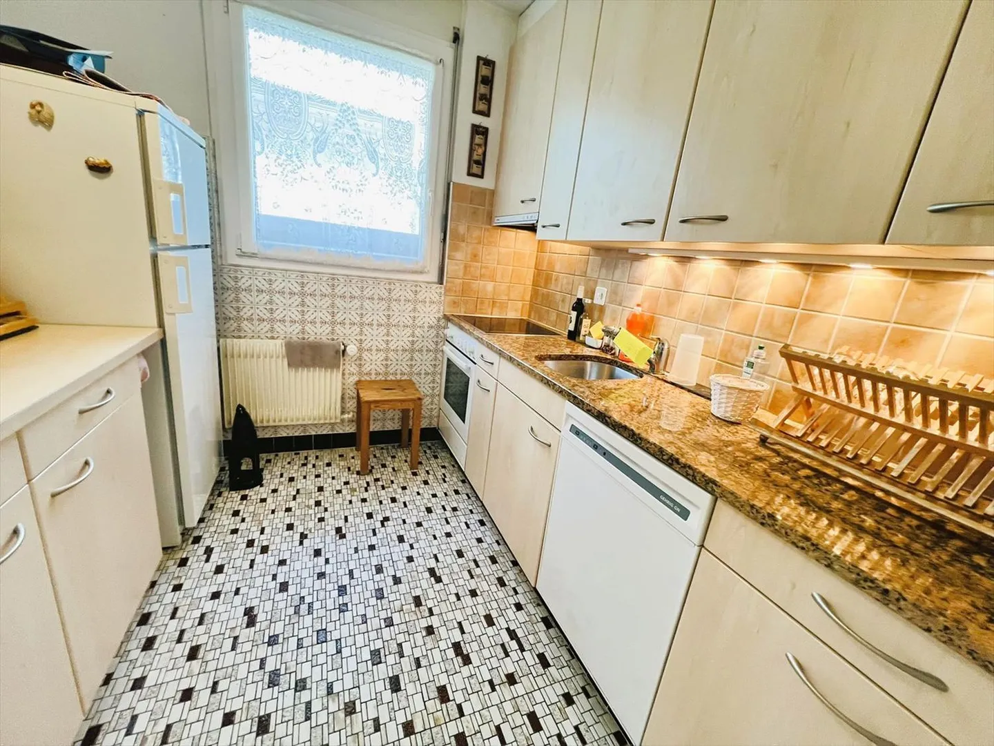 ZUR SAISON: Wunderschöne 3,5 Zimmer renoviert - Geräumig & hell - Wunderschöner Blick - Bi - Foto 6 von 16
