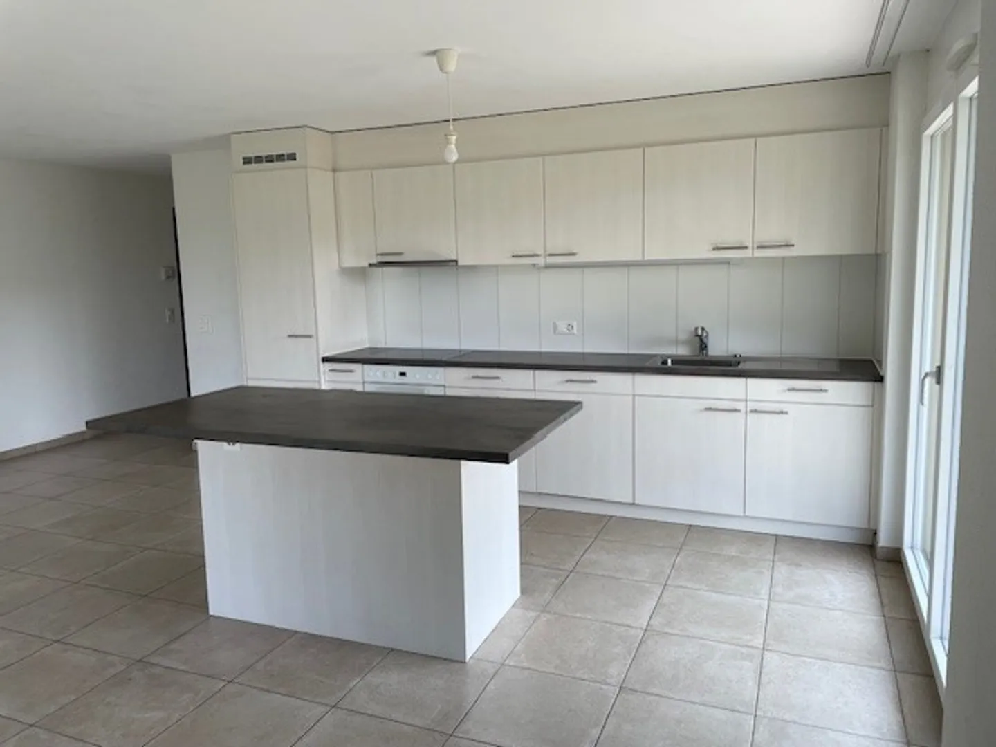 3.5 Room Apartment - Photo 2 of 11