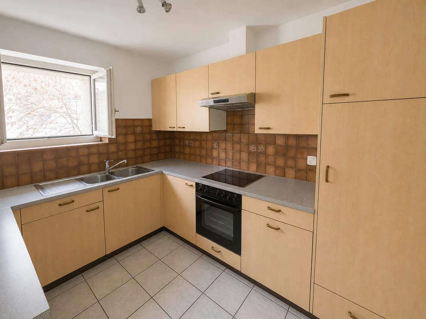 Bright 4.5-room apartment with balcony - In the center of Avenches - Photo 2 of 7