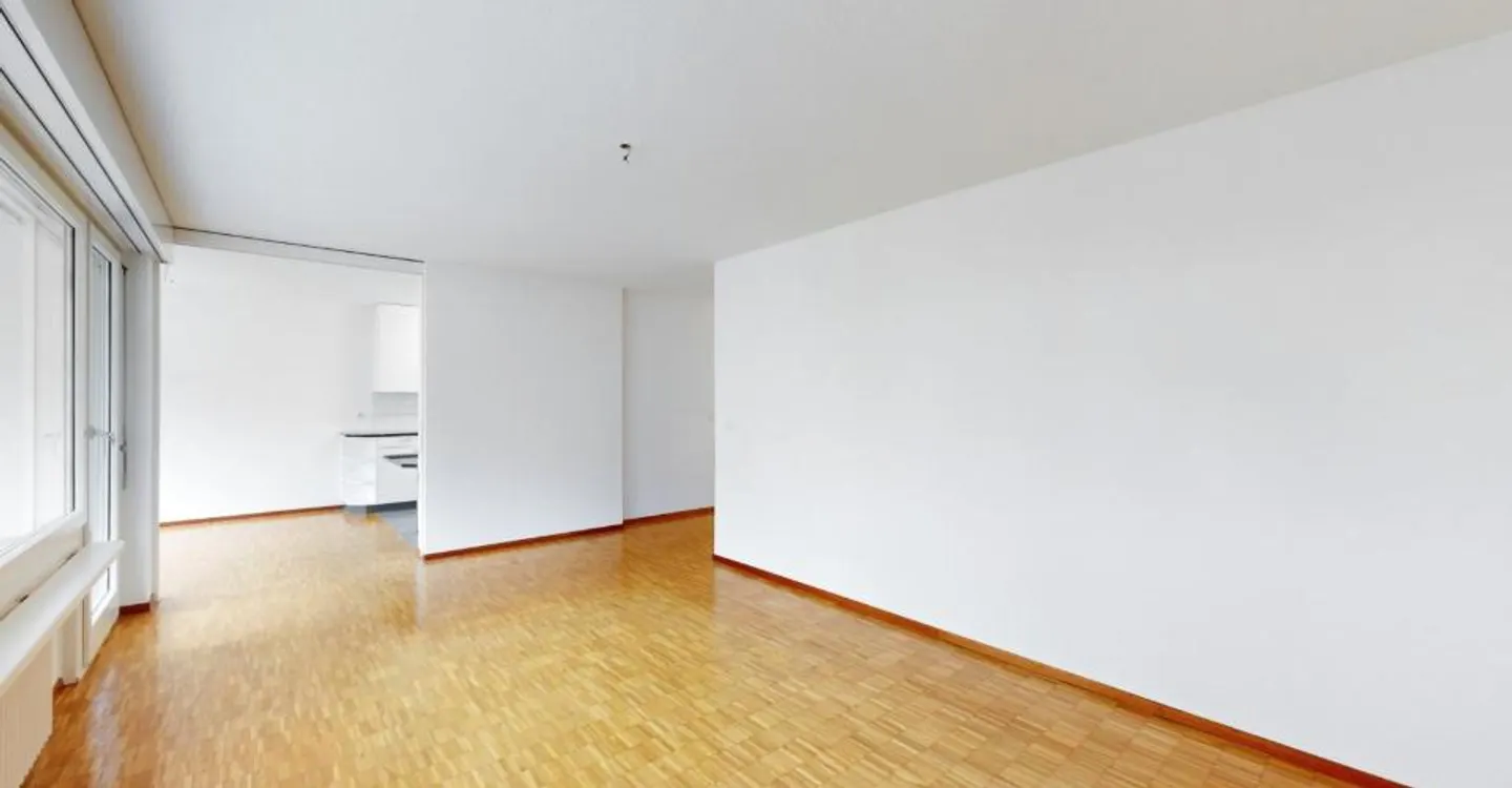 Charming 5.5-Room Apartment - Photo 2 of 9