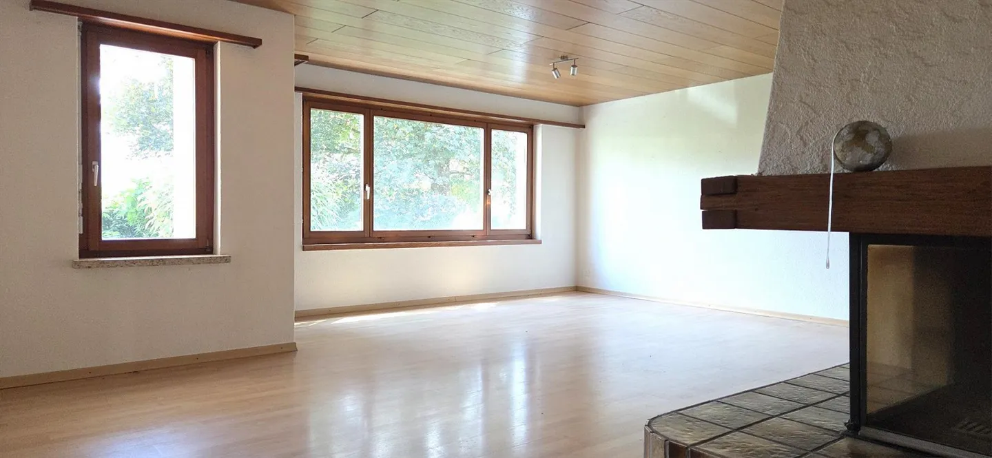 Charmante appartement 4.5 pièces avec jardin et cheminée à Muhen - Photo 3 sur 15