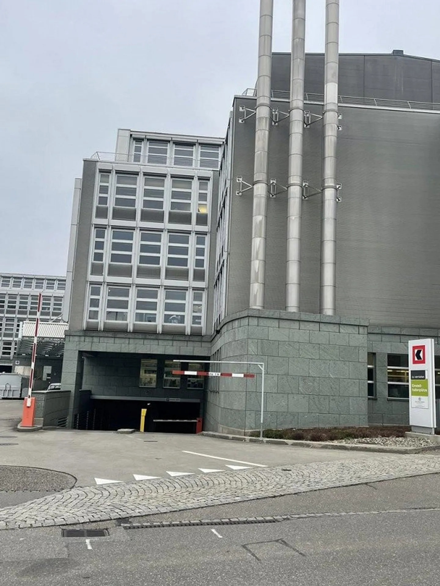 Posto auto in garage coperto nel edificio BEKB a Liebefeld - Foto 1 di 3