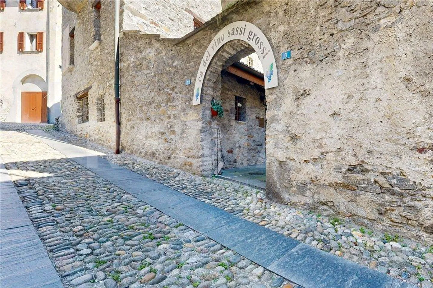 Adjacent House in the Historic Center - Photo 6 of 13