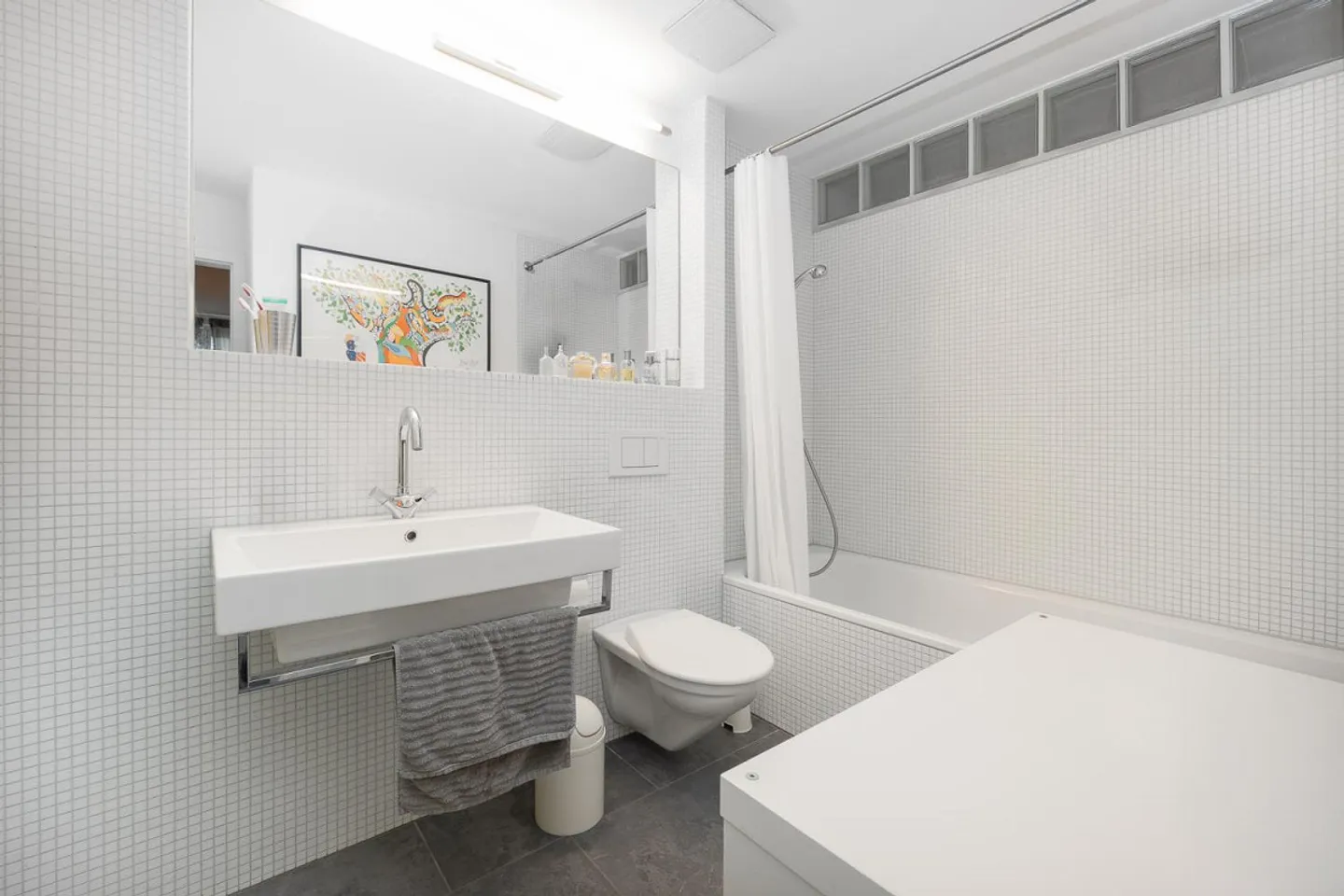 Charming Home: Modern and Sunny - Photo 4 of 7