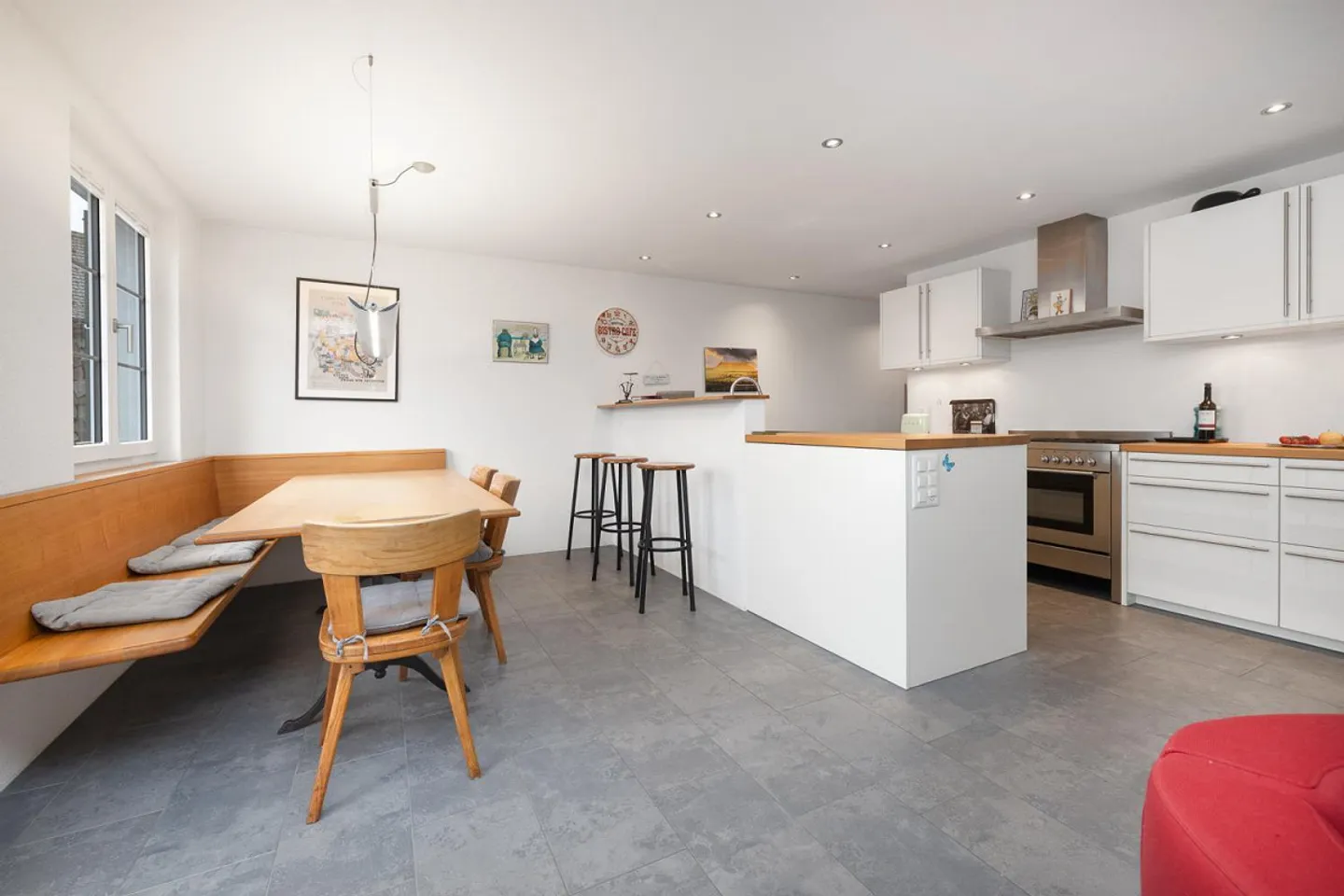 Charming Home: Modern and Sunny - Photo 2 of 7