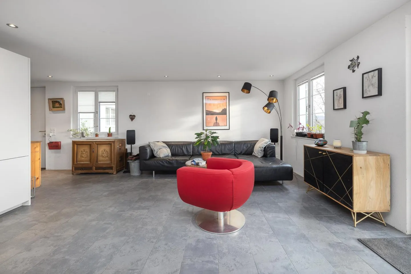 Charming Home: Modern and Sunny - Photo 3 of 7
