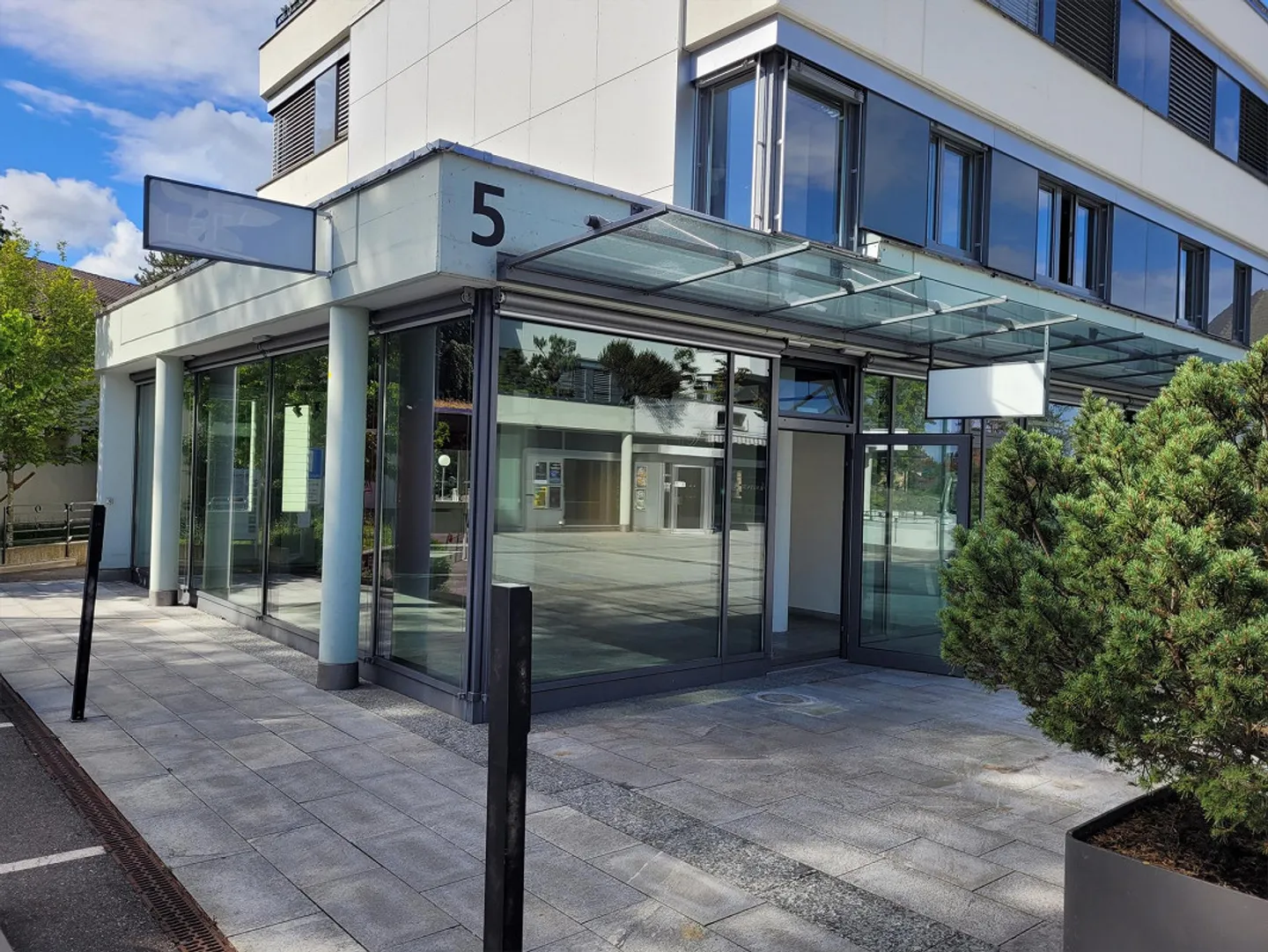 Espace commercial attrayant / magasin de vente avec grande vitrine - Photo 1 sur 6