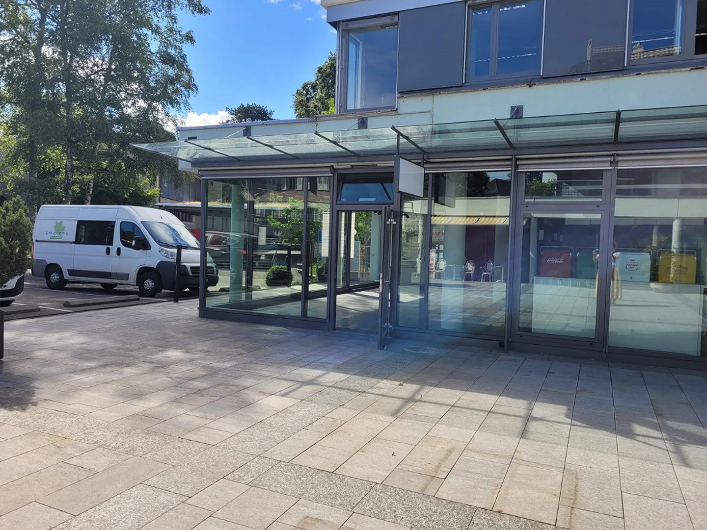 Espace commercial attrayant / magasin de vente avec grande vitrine - Photo 2 sur 6