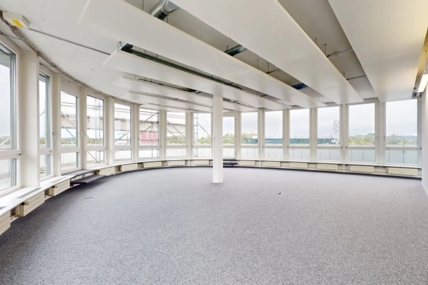 Uffici appena ristrutturati con terrazza sul tetto, soffitti refrigerati e vista panoramica! - Foto 9 di 11