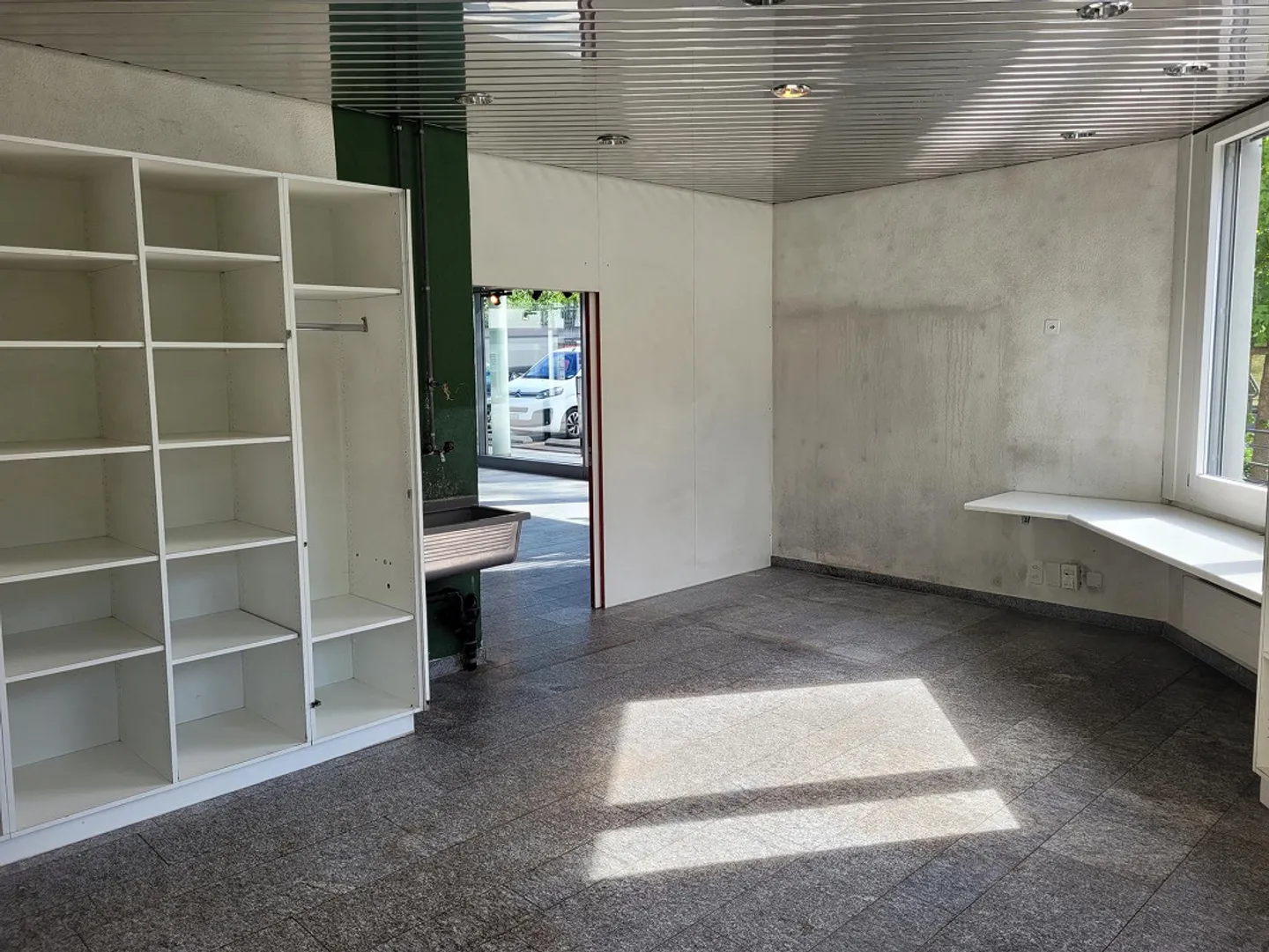 Espace commercial attrayant / magasin de vente avec grande vitrine - Photo 6 sur 6