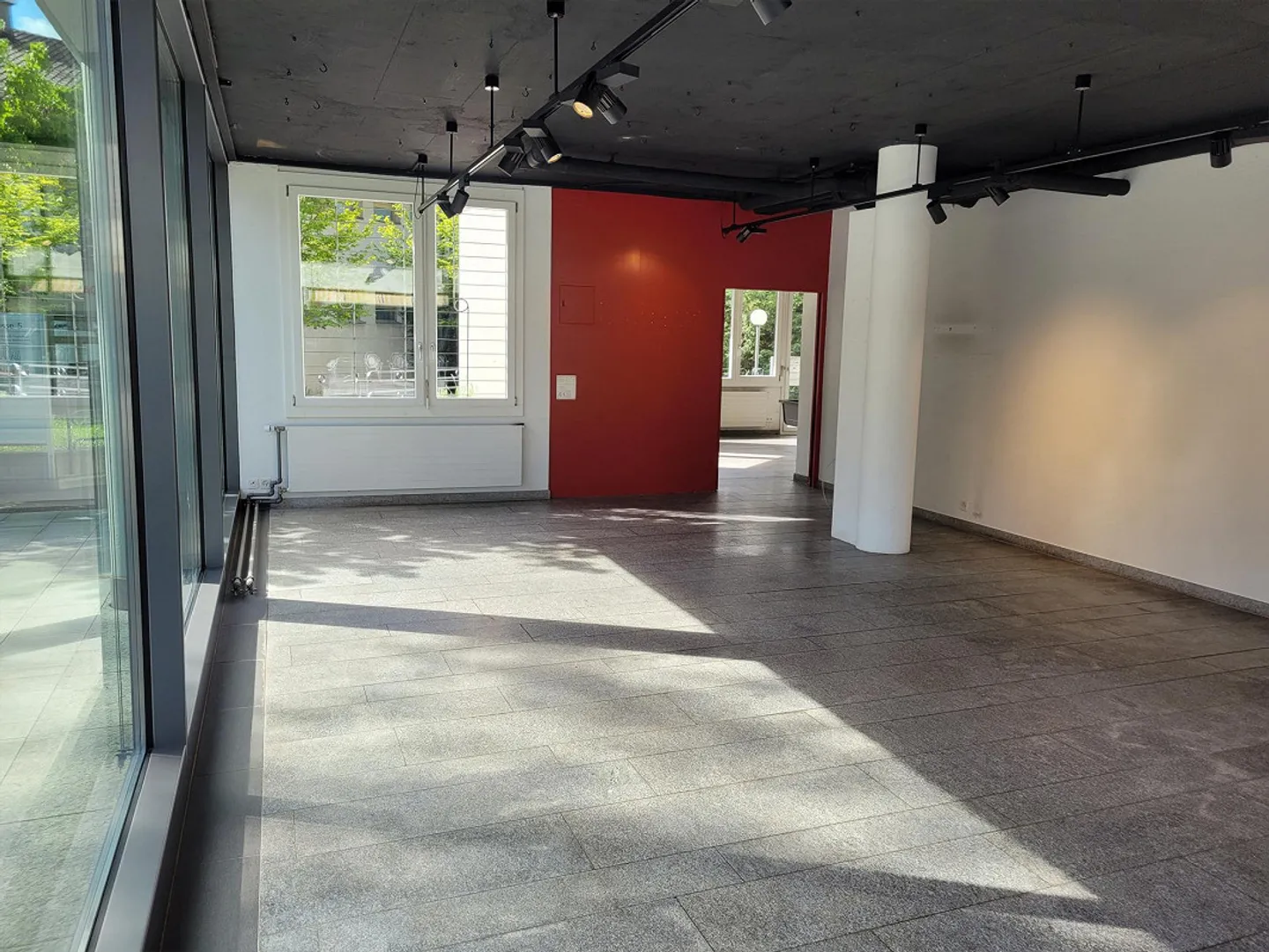 Espace commercial attrayant / magasin de vente avec grande vitrine - Photo 4 sur 6