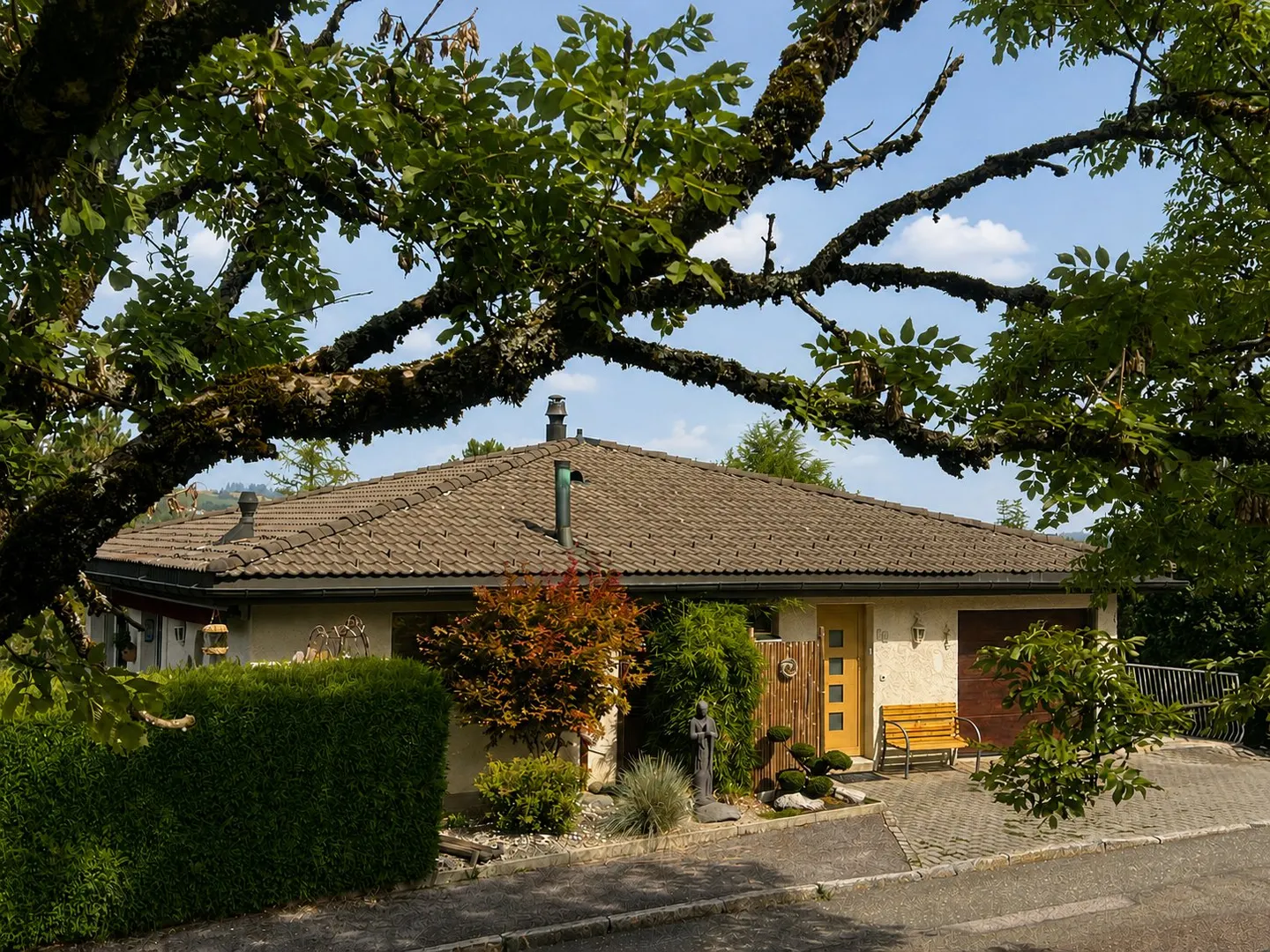 Einzelhaus mit großzügigen Volumen in einer grünen Umgebung - Foto 2 von 11