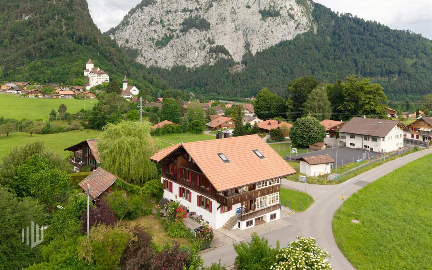 Charmantes Zweifamilienhaus in Wimmis - Foto 1 von 13