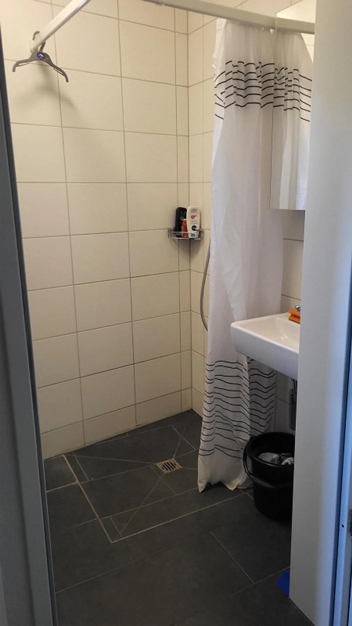 Bellissimo, tranquillo appartamento di 3,5 stanze all'ultimo piano con ampio balcone - Foto 5 di 14