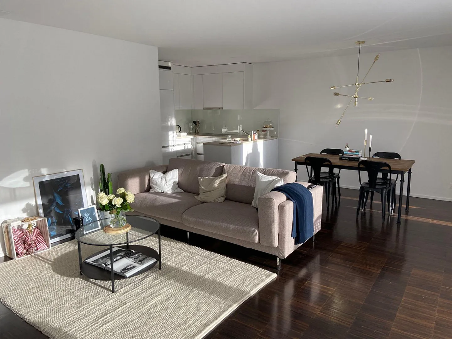 Appartement moderne de 2,5 pièces avec un grand balcon - Photo 2 sur 5