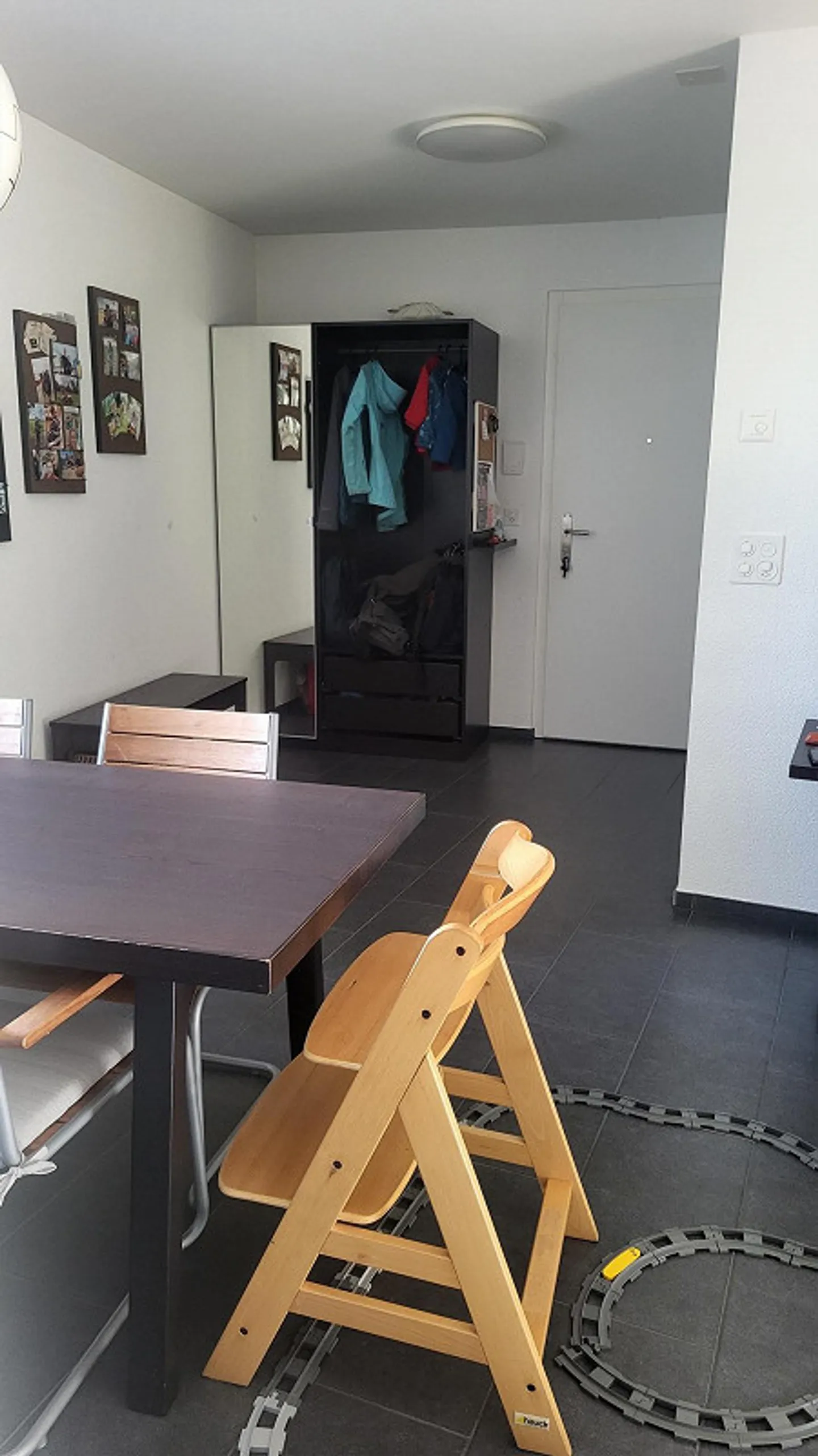 Bellissimo, tranquillo appartamento di 3,5 stanze all'ultimo piano con ampio balcone - Foto 2 di 14