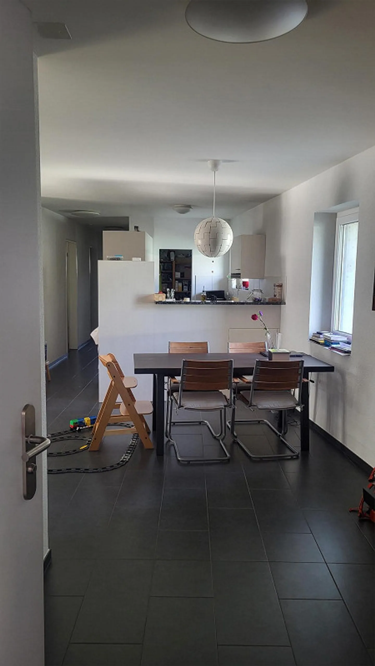 Bellissimo, tranquillo appartamento di 3,5 stanze all'ultimo piano con ampio balcone - Foto 3 di 14