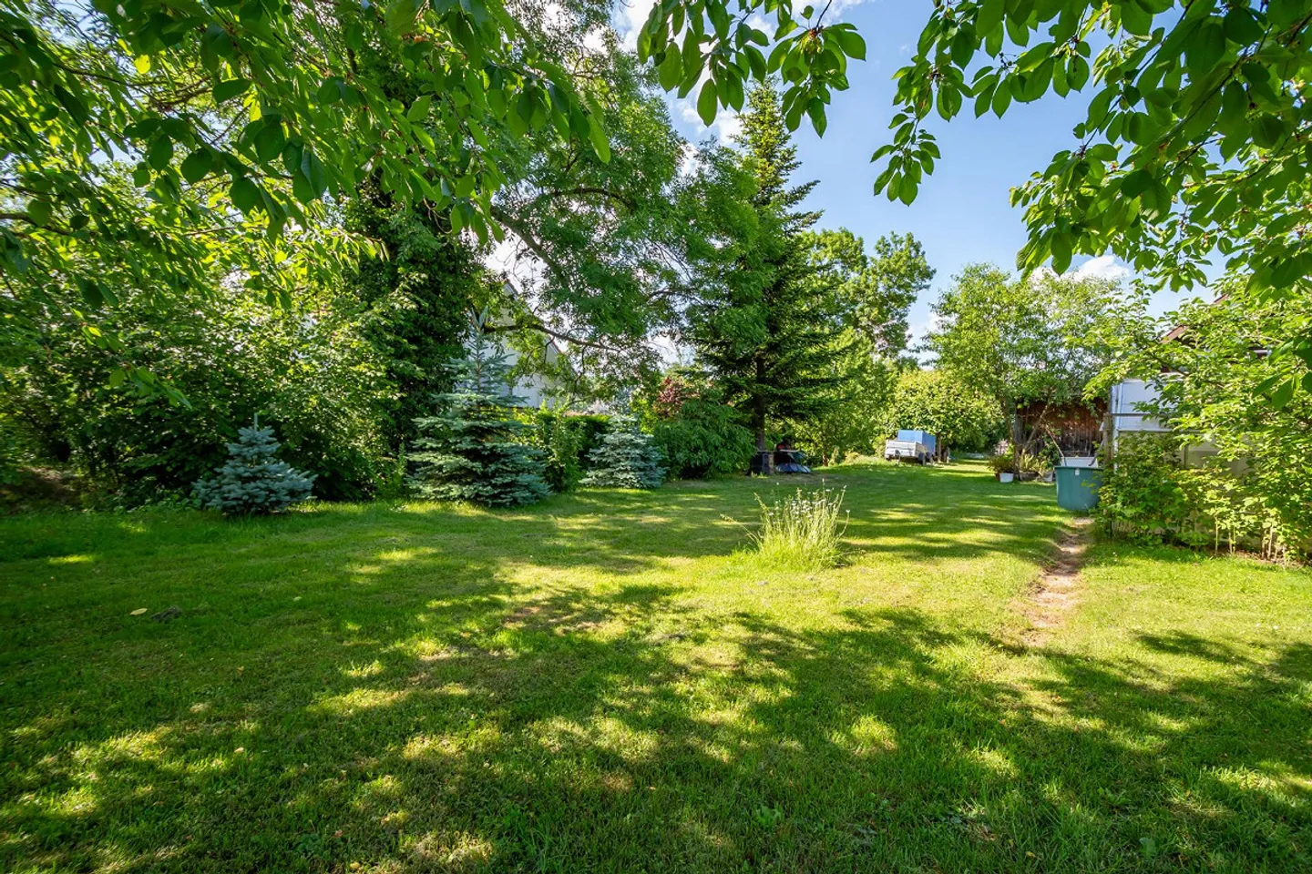 Spacious plot with house and development potential - Photo 2 of 8