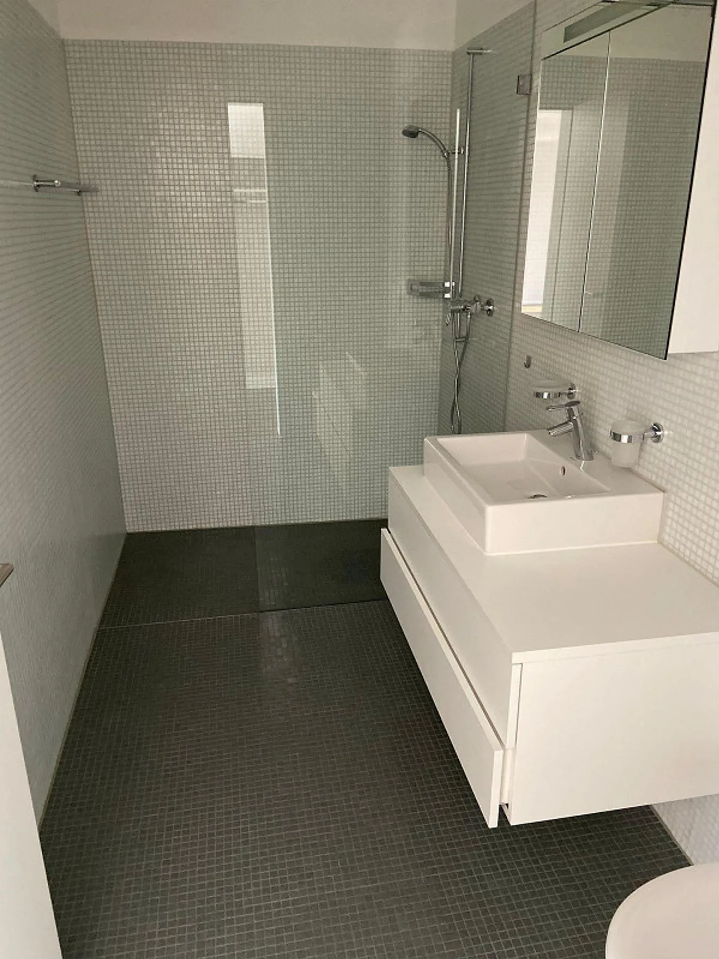 Appartement moderne de 2,5 pièces avec un grand balcon - Photo 4 sur 5