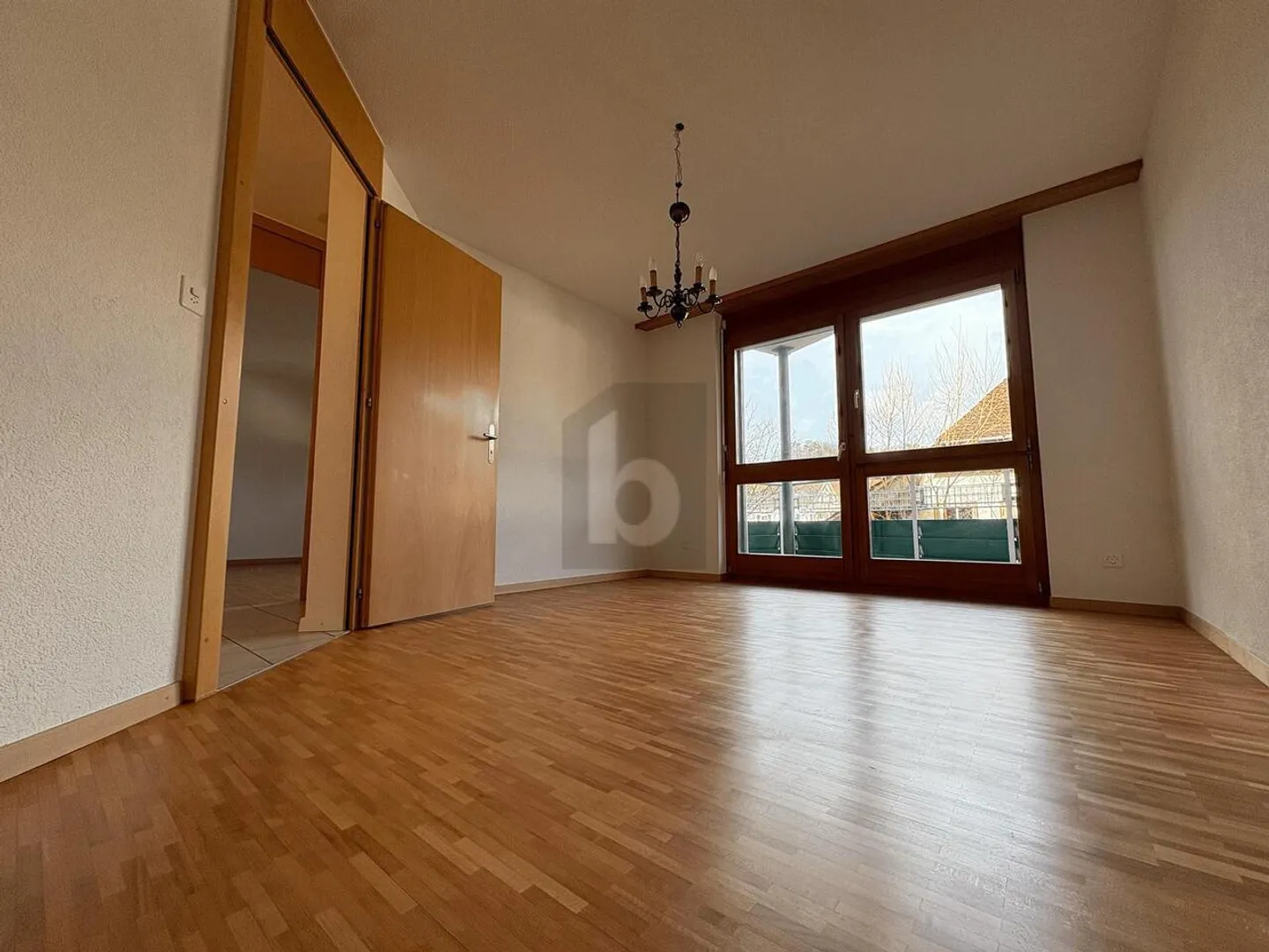 PROPERTY STANDARD WITH 2 BALCONIES - Photo 3 of 5