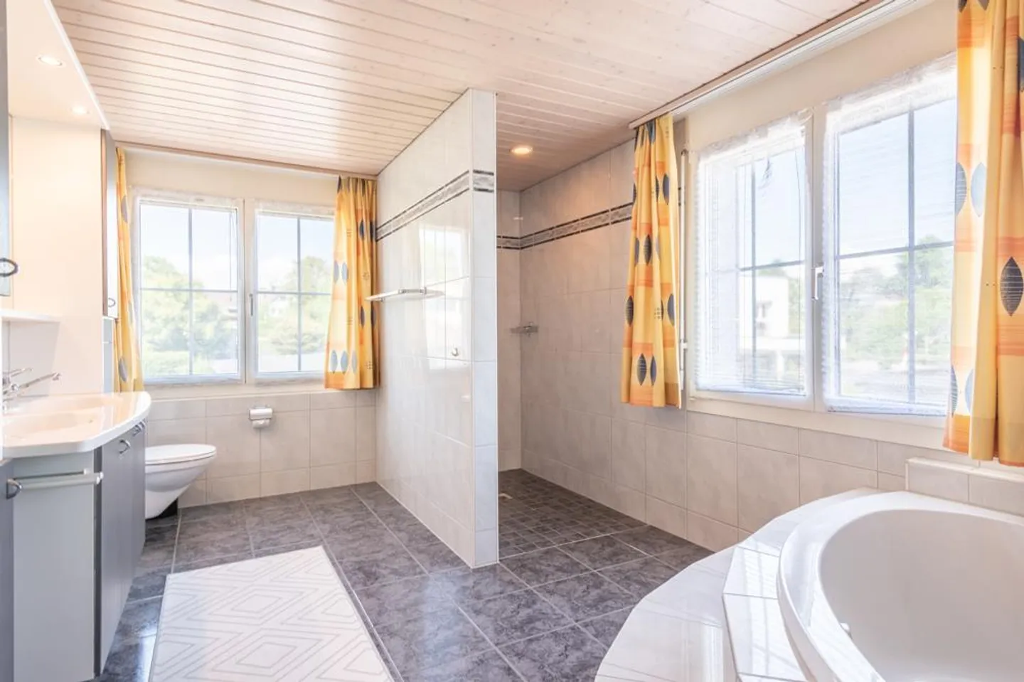 Grosszügiges Zuhause mit Weitsicht - Foto 3 von 6