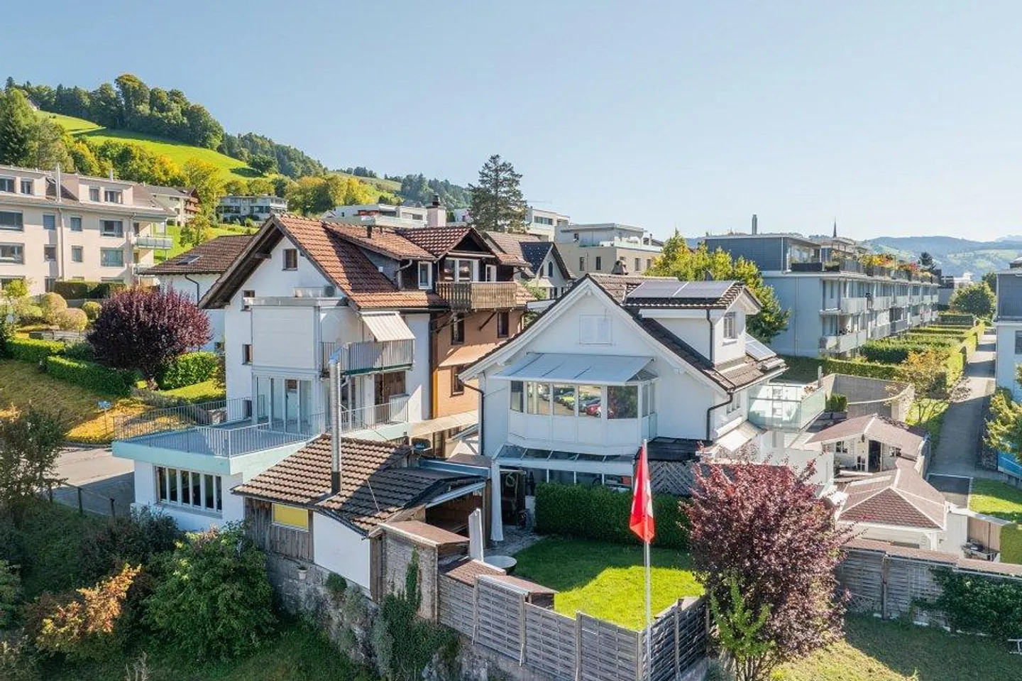 Casa plurifamiliare con 4 unità abitative e ampi spazi comuni... - Foto 2 di 13
