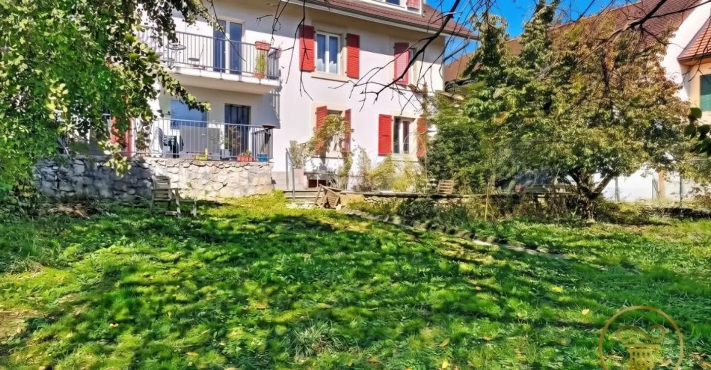 Immeuble de rendement avec jardin - Photo 3 sur 11