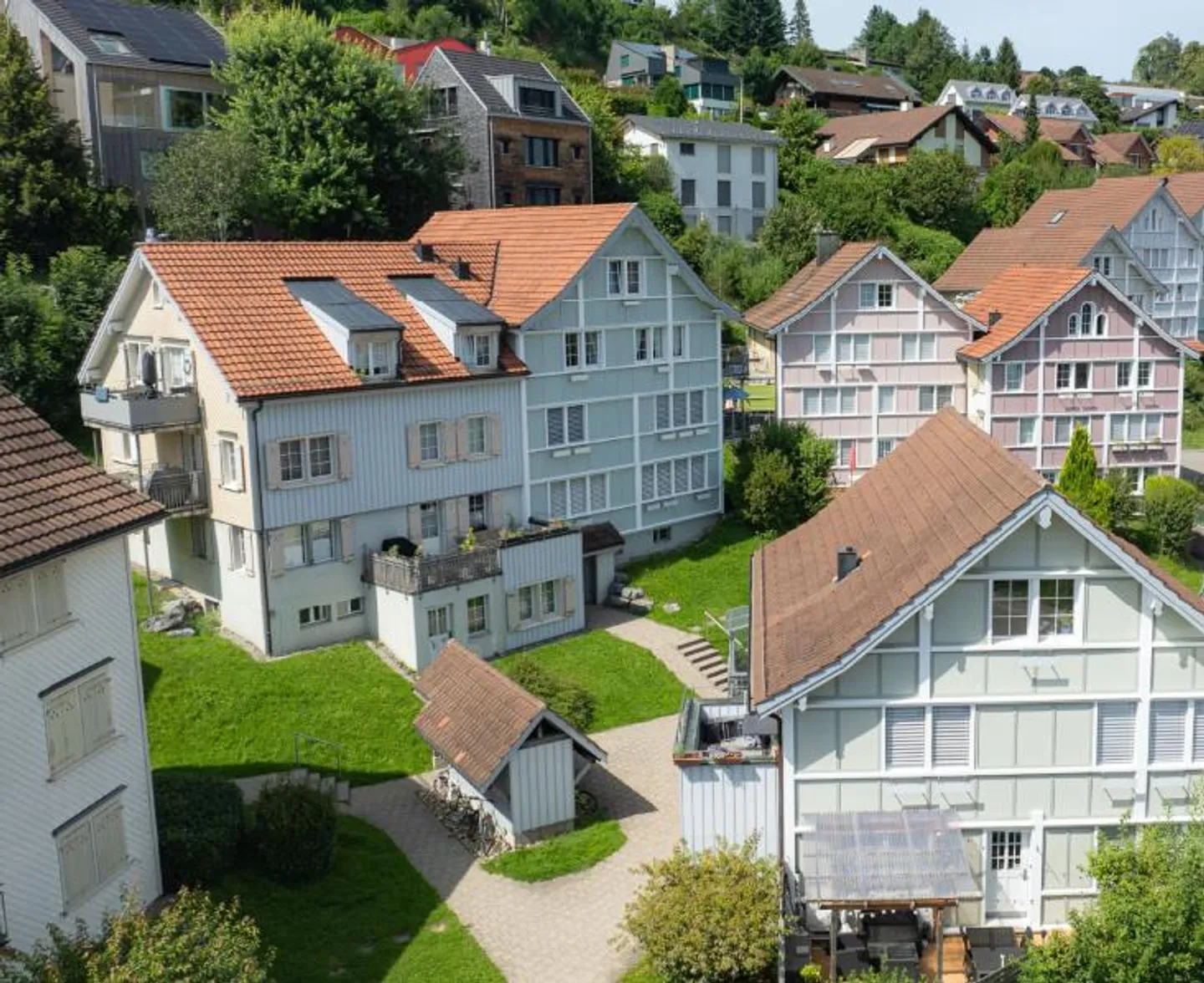 4.5 Room Apartment - Completely Renovated Bathroom - Photo 1 of 11
