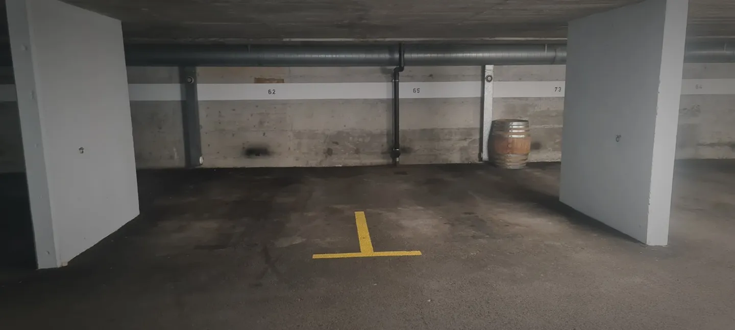 Ampio appartamento di 2,5 locali di 62 m2 + balcone di 11 m2 + posto auto nel garage interno - Foto 18 di 29