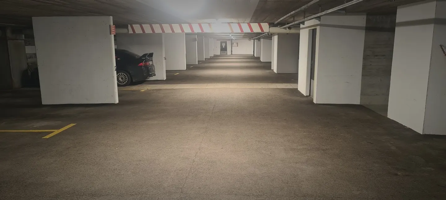 Ampio appartamento di 2,5 locali di 62 m2 + balcone di 11 m2 + posto auto nel garage interno - Foto 19 di 29