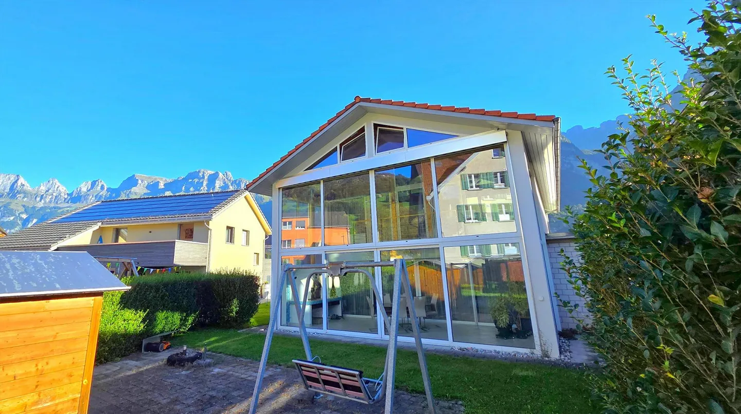6½-Zimmer-Einfamilienhaus mit übergrossem Wintergarten an bester Makrolage - Foto 2 von 17