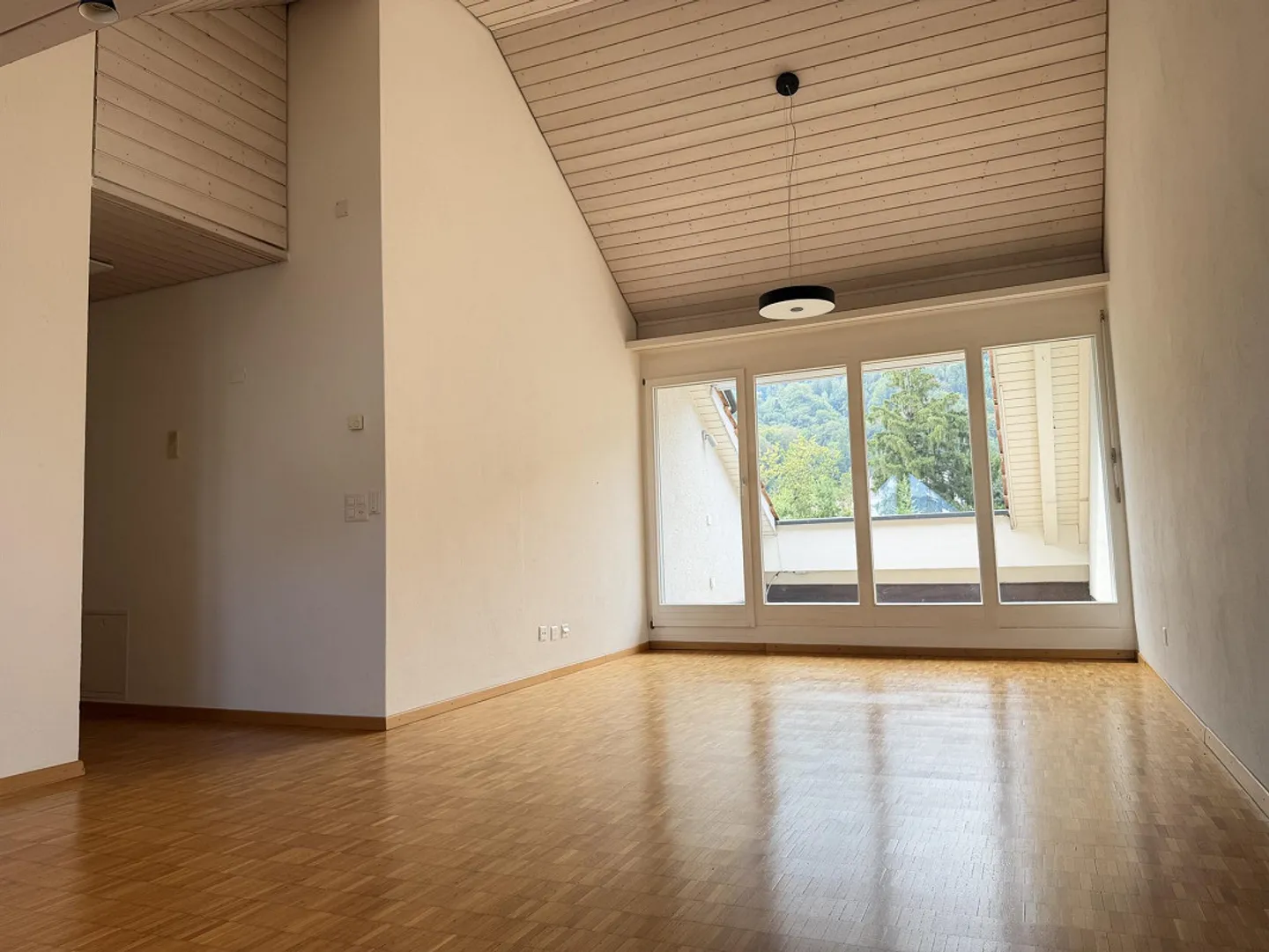 Charmante Dachwohnung in Buttikon - Foto 1 von 11