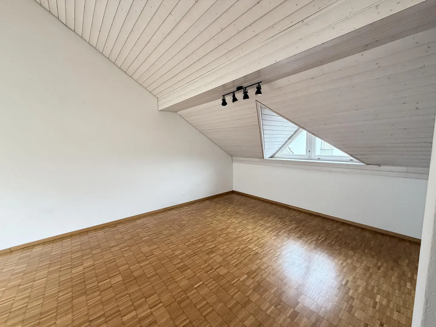 Charmante Dachwohnung in Buttikon - Foto 4 von 11