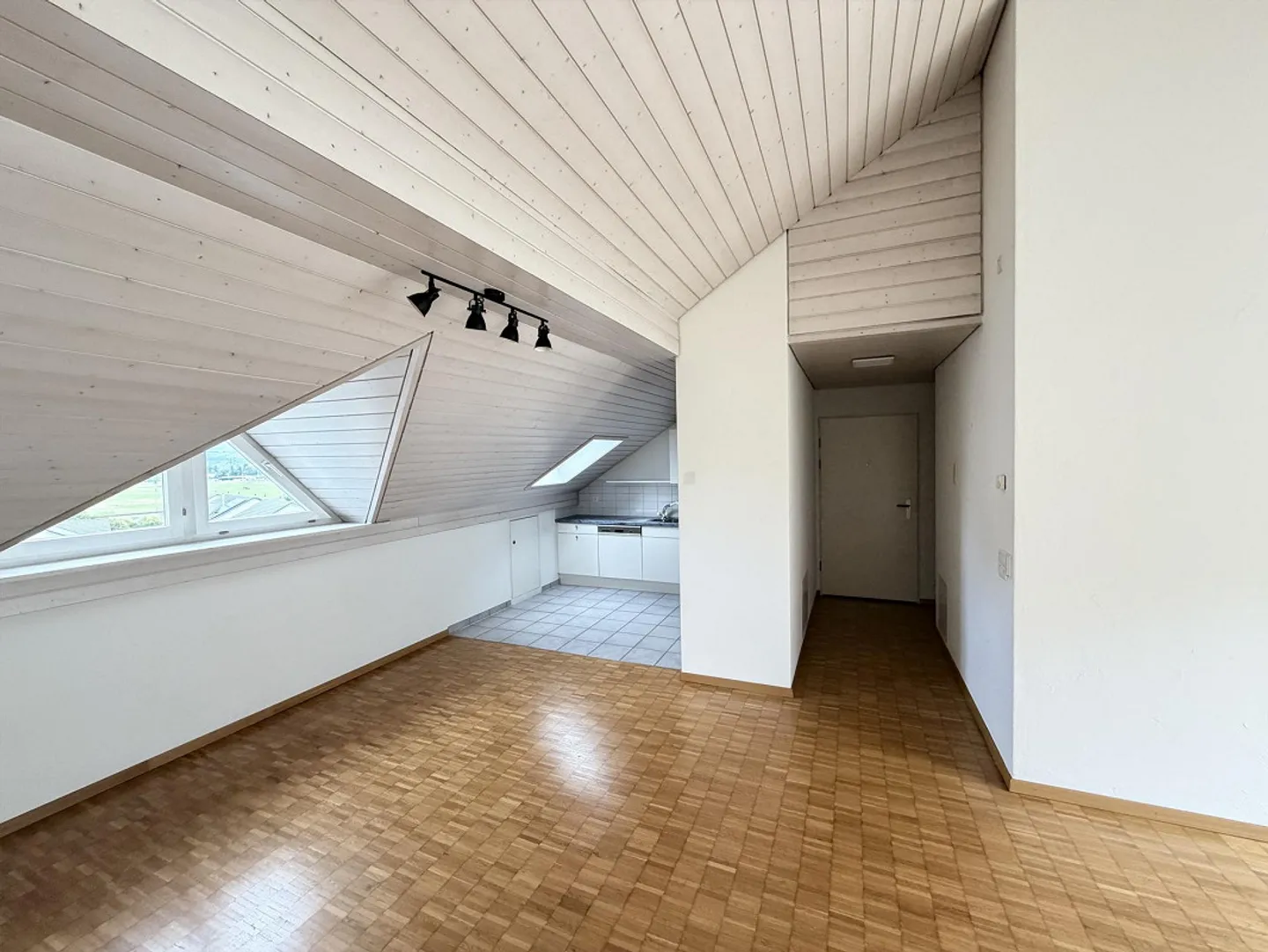 Charmante Dachwohnung in Buttikon - Foto 6 von 11
