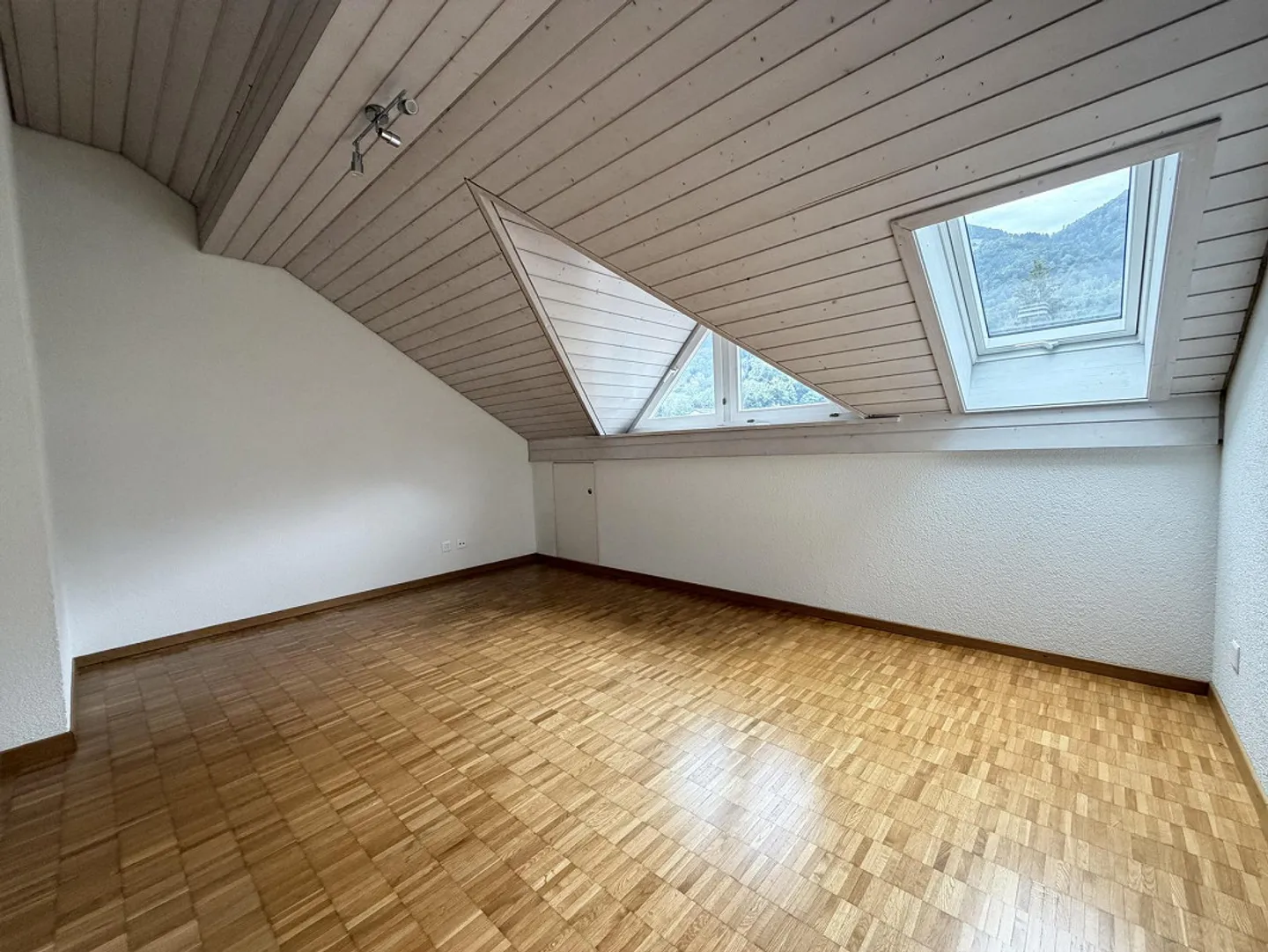 Charmante Dachwohnung in Buttikon - Foto 8 von 11