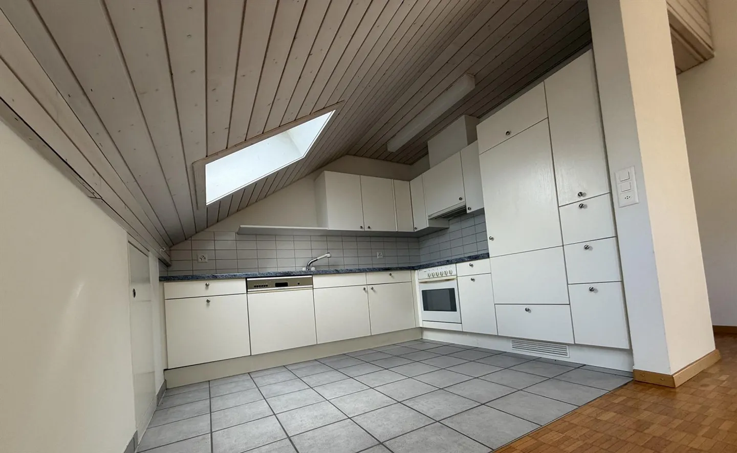 Charmante Dachwohnung in Buttikon - Foto 9 von 11
