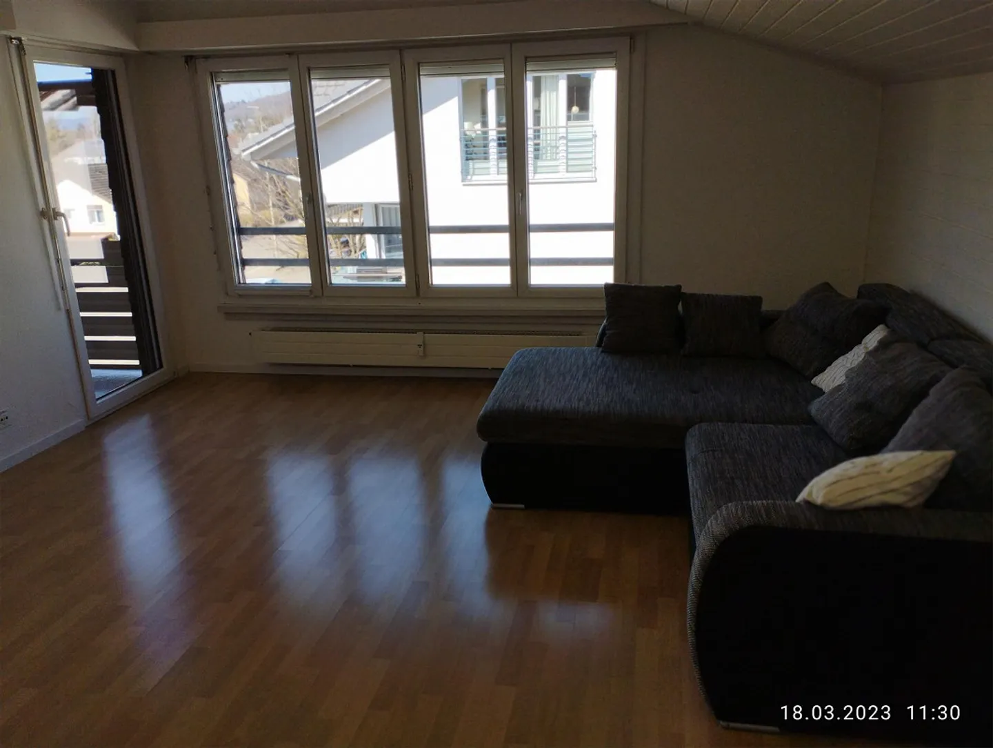 Charmante Dachwohnung mit Balkonen - Foto 1 von 7