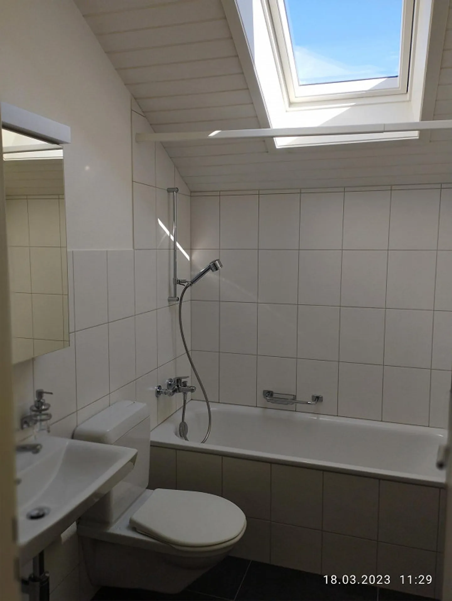 Charmante Dachwohnung mit Balkonen - Foto 3 von 7