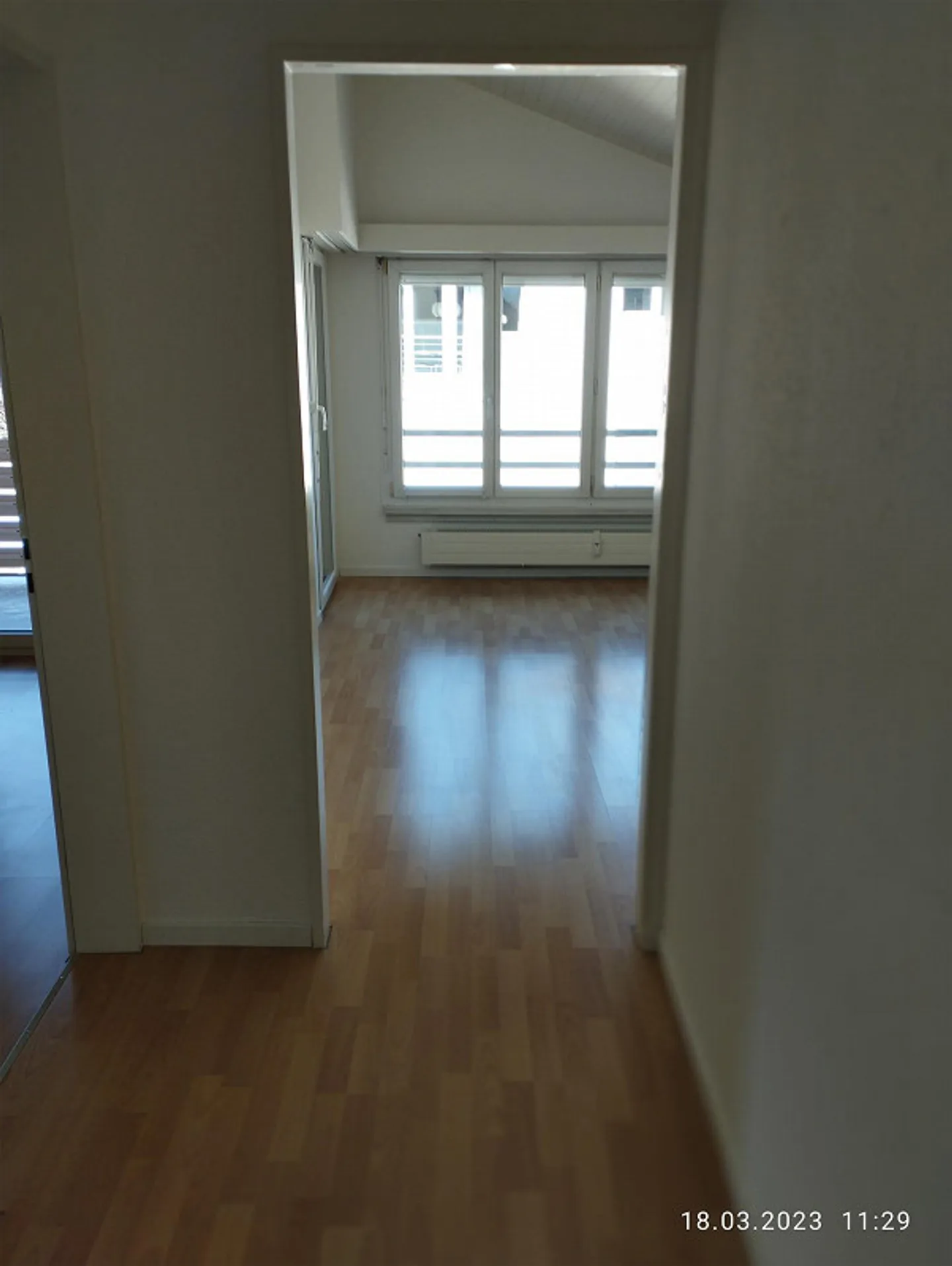 Charmante Dachwohnung mit Balkonen - Foto 6 von 7