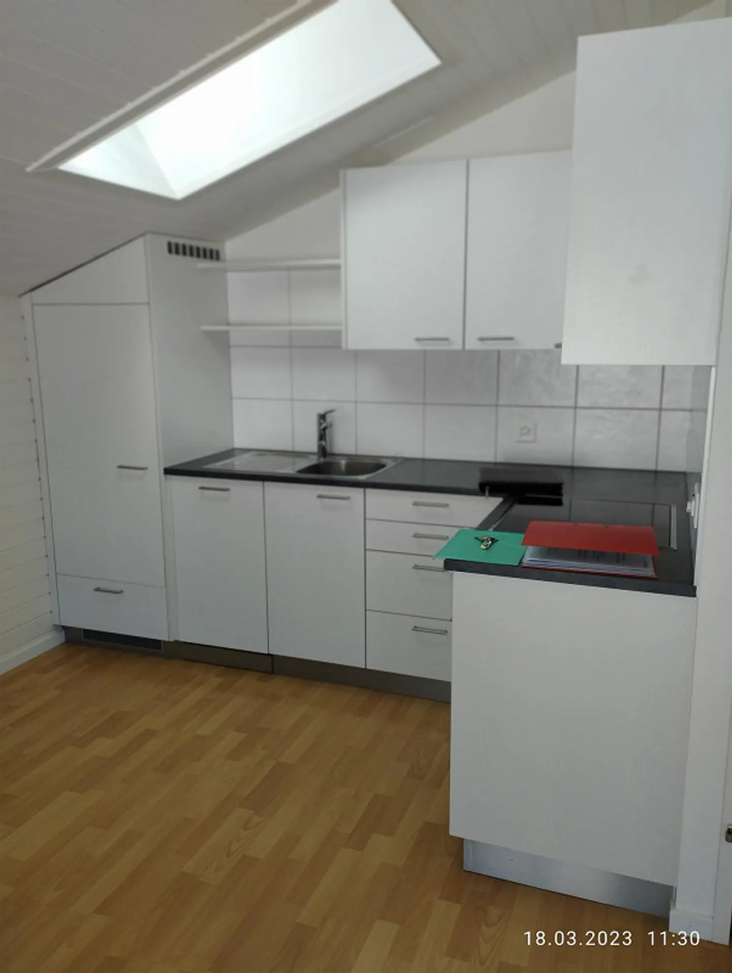 Charmante Dachwohnung mit Balkonen - Foto 2 von 7