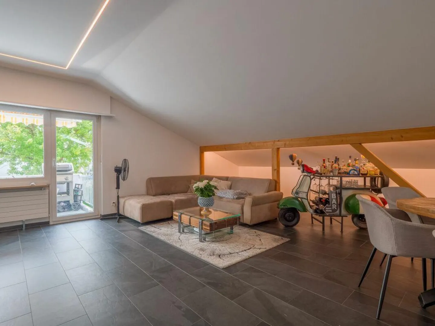 Moderne 3.5 Z' Dachwohnung mit 1 Aussenparkplatz - Foto 1 von 12