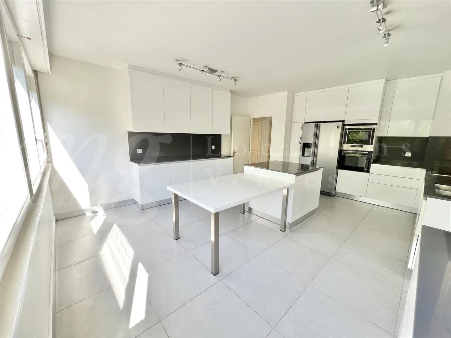 ON PARK BERTRAND!! LARGE 300 m2 APARTMENT WITH TERRACE AND BALCONY - 5 rooms - Photo 4 of 10