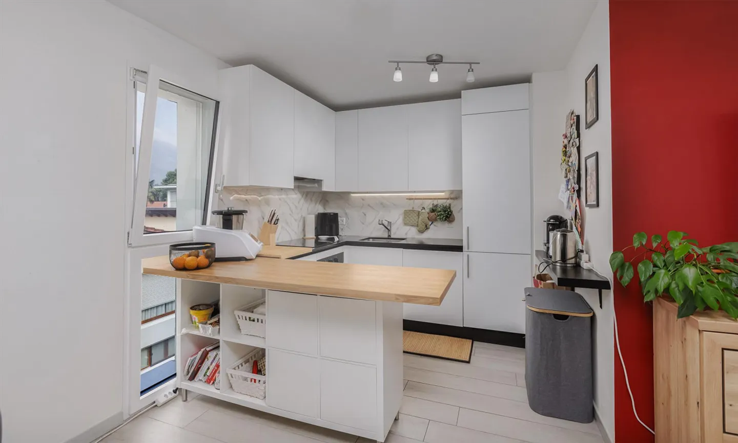 MODERNE ET ACCUEILLANT 3.5 AU DERNIER ÉTAGE À PONTE CAPRIASCA - Photo 2 sur 10