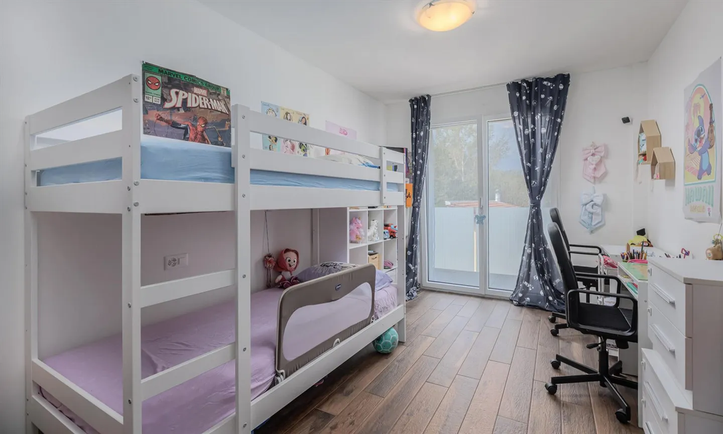 MODERNE ET ACCUEILLANT 3.5 AU DERNIER ÉTAGE À PONTE CAPRIASCA - Photo 6 sur 10