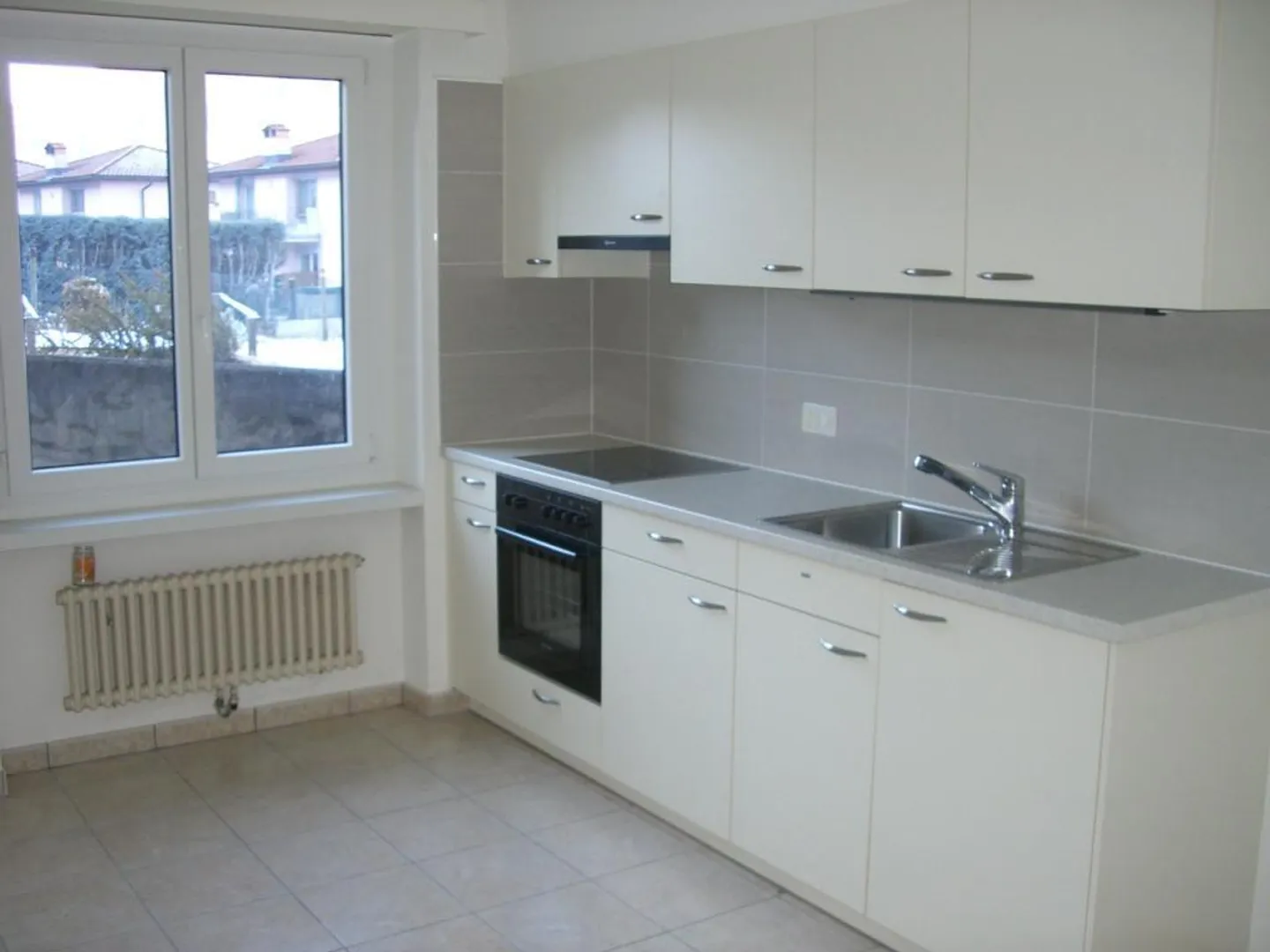 Spacious 1.5-room apartment in Arbedo - Photo 2 of 6