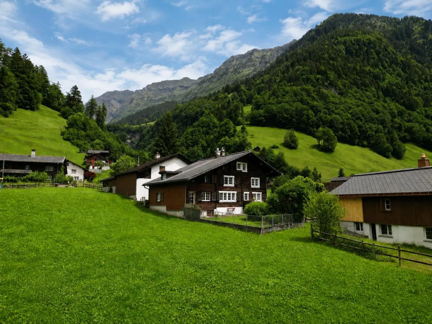 Mezza casa residenziale o vacanziera con giardino in una posizione tranquilla e soleggiata a Matt - Foto 3 di 23
