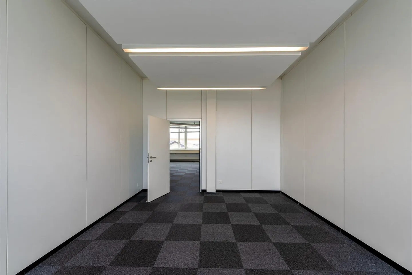 Small office in a great commercial building - Photo 8 of 9